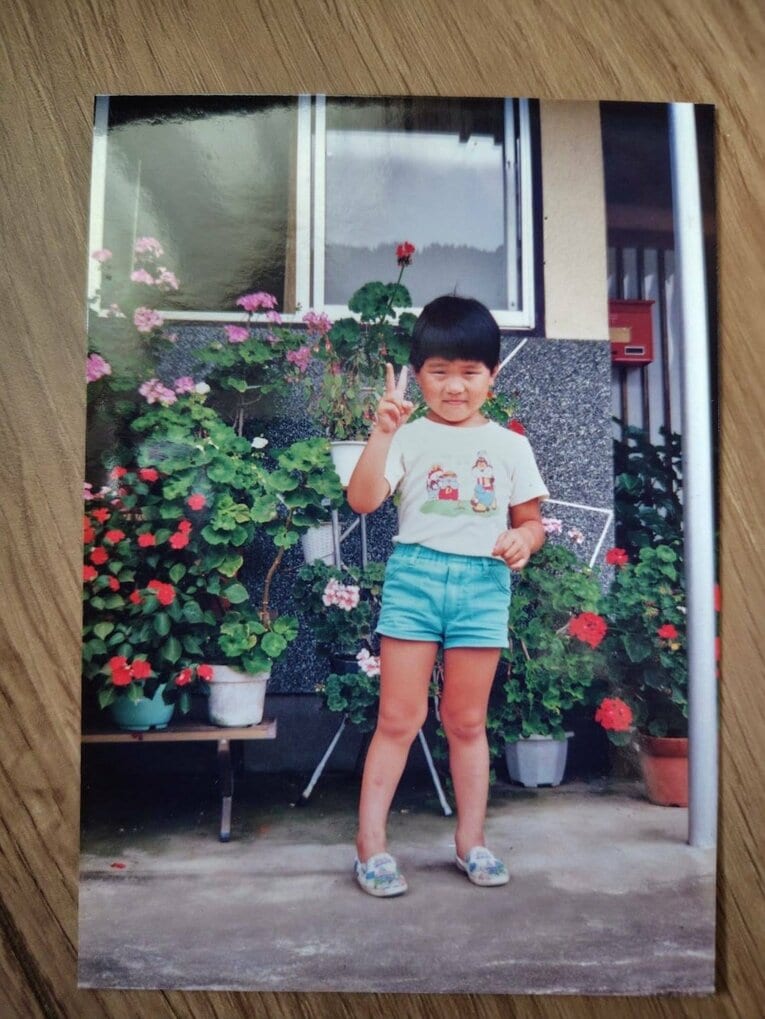 当時2〜3歳ごろの清水邦広。自宅の前で（写真＝母・香代子さん提供）