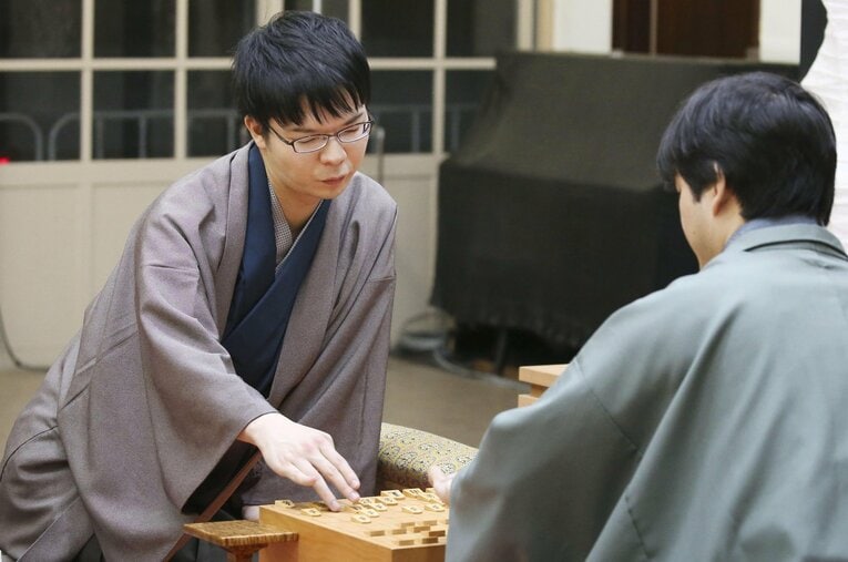 2018年、初タイトルとなる叡王を獲得した際の高見泰地。ただ当時、順位戦はC級2組所属で、心無いコメントが並んだこともあった ／ photograph by Kyodo News