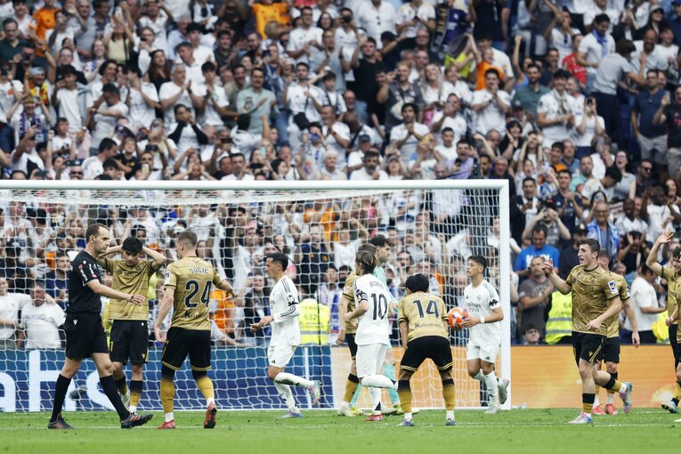 PKでの失点直後、思わず膝に手をついた久保の姿　©Daisuke Nakashima