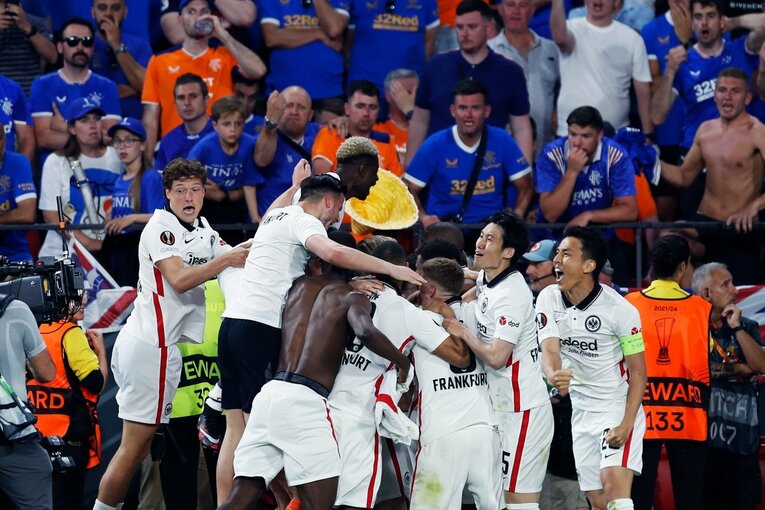 鎌田大地の号泣と“日の丸スパイク”に思い出す4年前の「カタールW杯には絶対出たいですよ」 長谷部誠とのEL優勝写真に“秘められた熱量”とは(47)