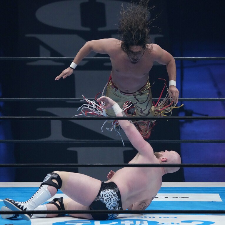 フライングボディプレスを浴びせる辻陽太　©Essei Hara