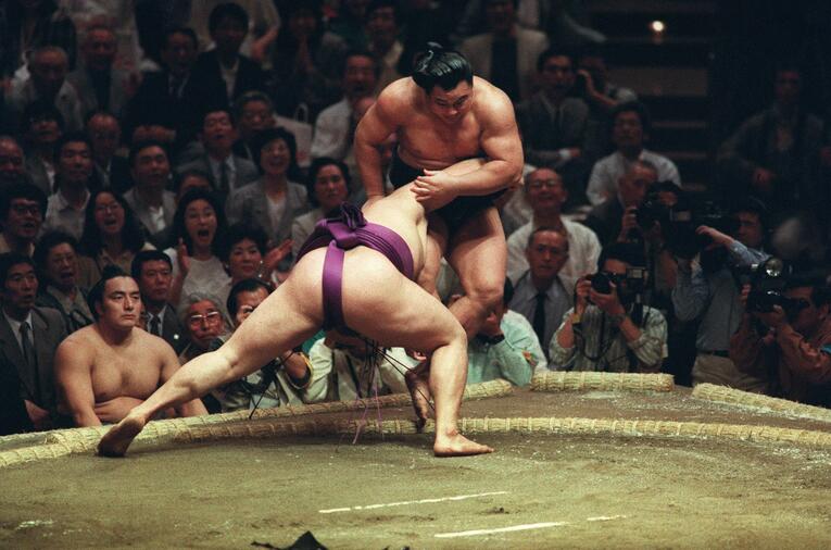 1991年夏場所初日、当時18歳の貴花田に敗れた千代の富士　©JIJI PRESS