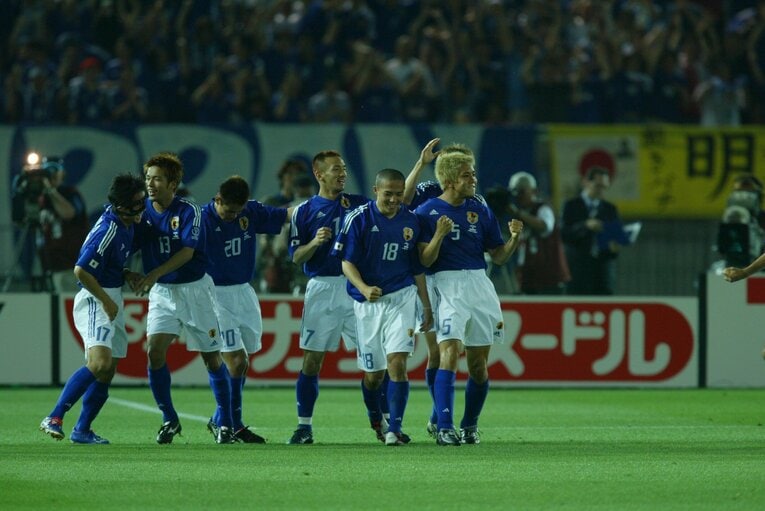 2002年日韓W杯、日本vsロシア。2試合連続ゴールを決めた稲本潤一を祝福する選手たち　©JMPA