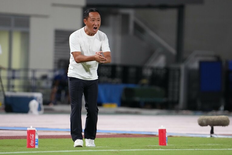 ピッチサイドで闘志を見せる黒田剛監督（9月8日）©Masashi Hara