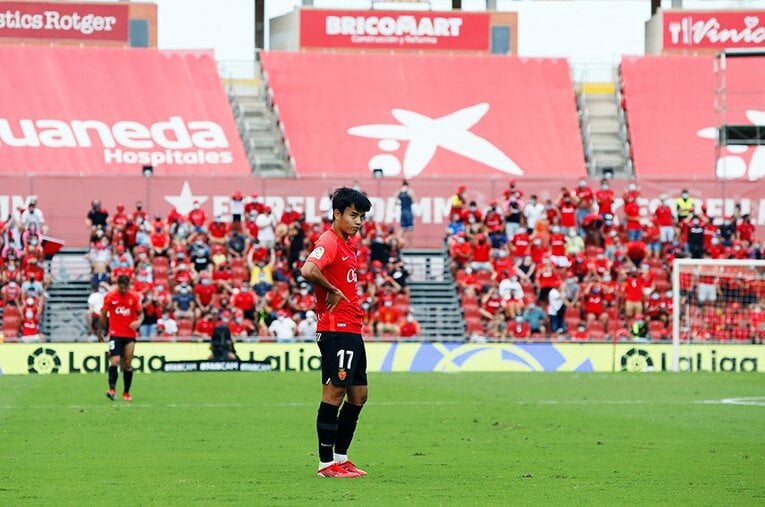 「クボ、ユニフォームちょうだい！」久保建英の“ティキタカ”は地元の子供、タクシー運転手にも人気… ビジャレアル相手に見せた敬意とは〈激写〉(9)