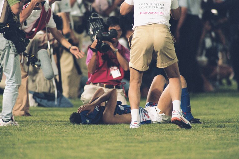 なかなか起き上がることができないカズ　©BUNGEISHUNJU