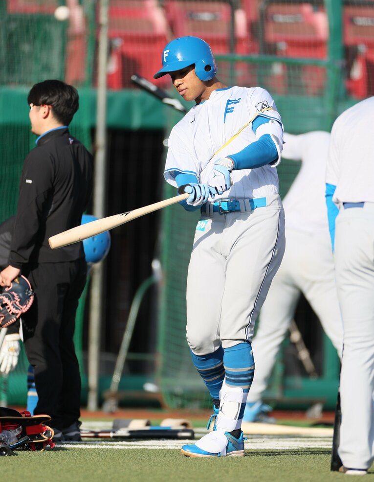 4月9日、試合前の打撃練習で「魚雷バット」を手にする日本ハムの万波中正　©JIJI PRESS