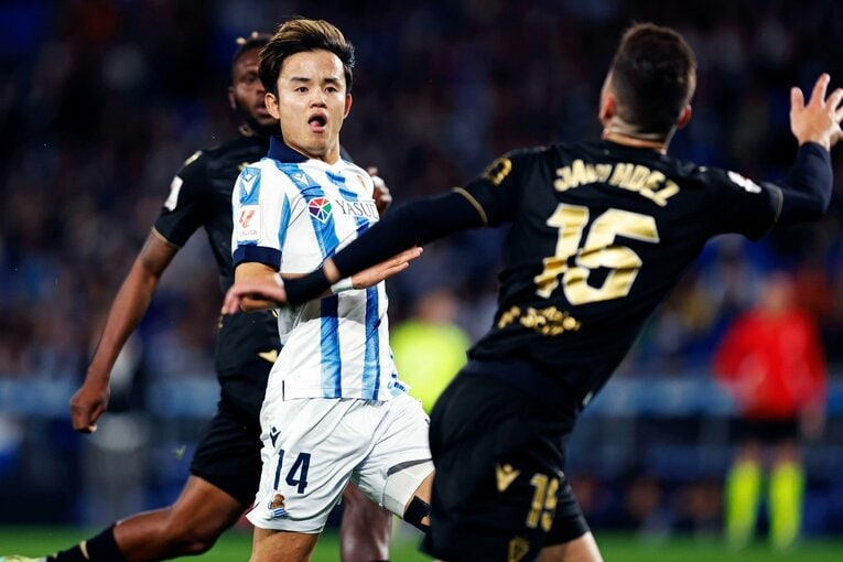 久保建英が“因縁の暴力的ファール主犯”と再会して〈気にするなよ〉間近で見た潔さ…スペイン名物ワインの本拠地に馴染む“14番への愛”(10)