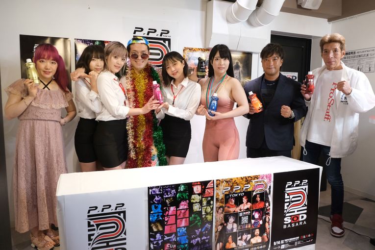 8月26日のデビュー発表会見にて