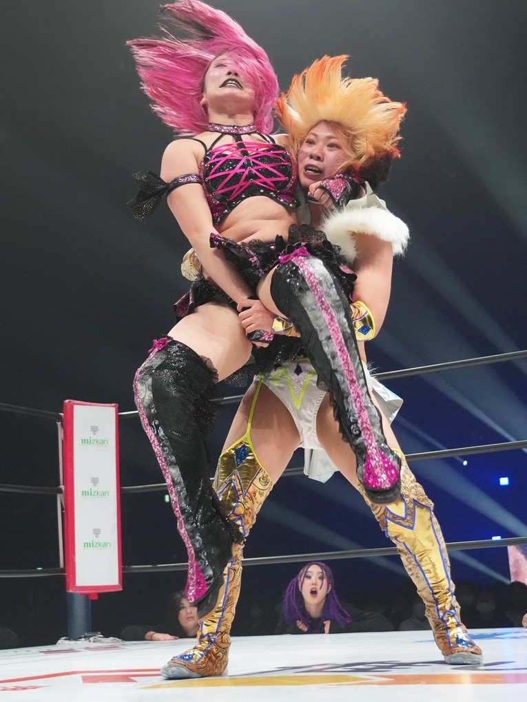 リスト式バックドロップホールドで吏南をフォールした羽南　©Essei Hara