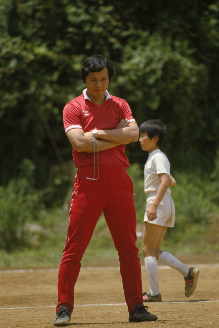 サッカー教室でキックを教える釜本邦茂（1985年）　©︎BUNGEISHUNJU