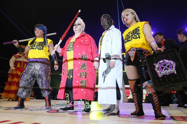 左から刀羅ナツコ、ダンプ松本、ZAP、流悪夏。8月19日、大田区総合体育館