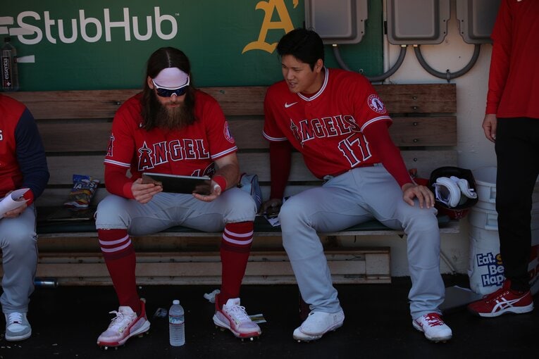 タブレットを見ながら雑談する大谷とマーシュ　©︎Getty Images