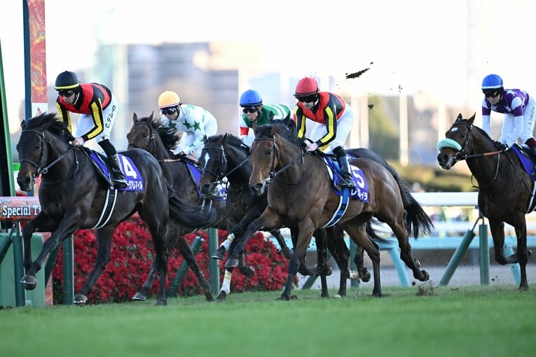 有馬記念、1周目のスタンド前　©Keiji Ishikawa