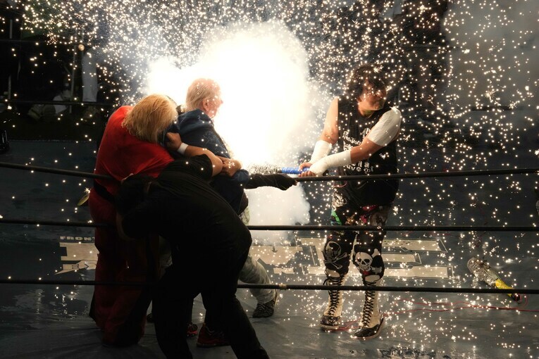 大仁田厚の正面からの電流爆破バット。西村修は身を挺してドリー・ファンク・ジュニアを救った　©Essei Hara