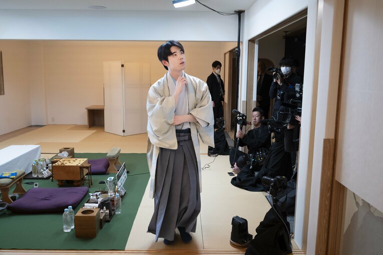 【藤井vs永瀬レア写真】負けても勝っても嬉しそう…2人の感想戦を見る（右に続きます）　©Keiji Ishikawa