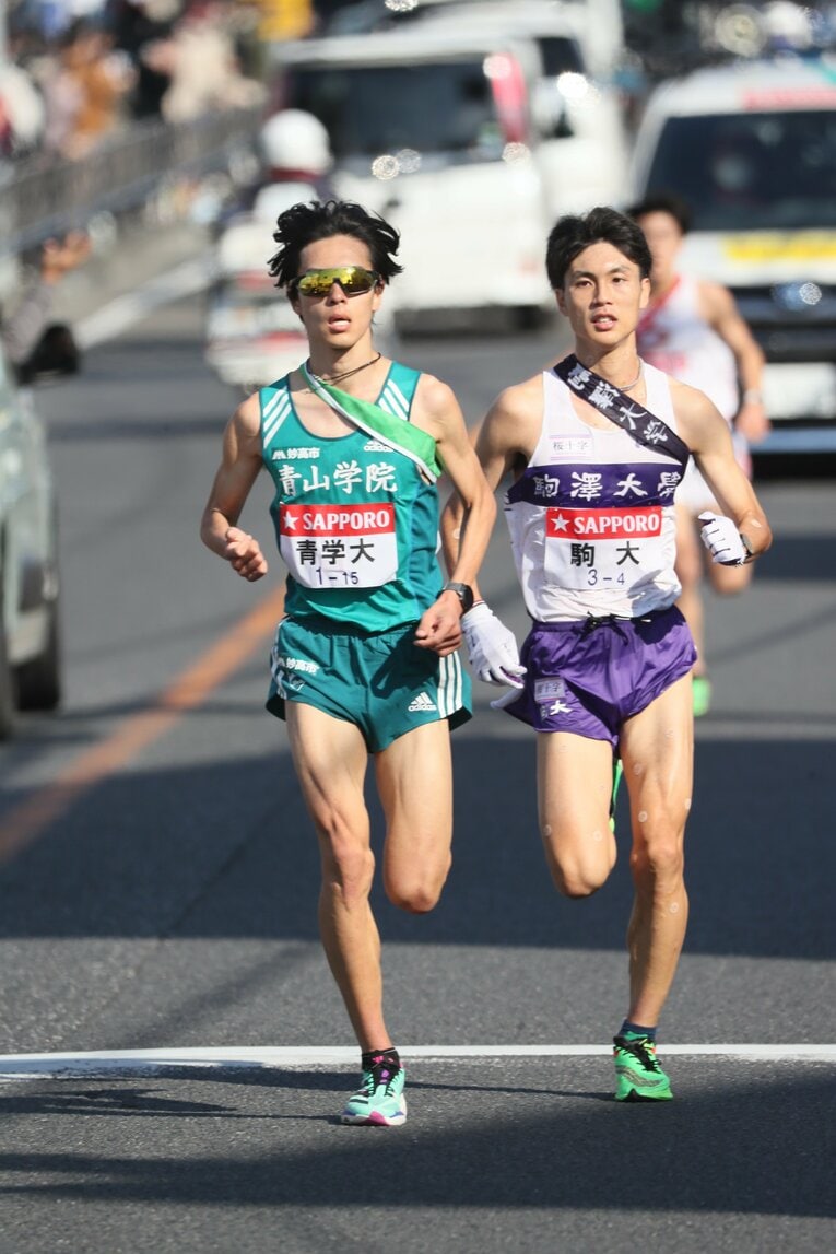 4区・鈴木は青学の太田蒼生に追いつかれながら、並走。最後に1秒差前に出る　©JMPA