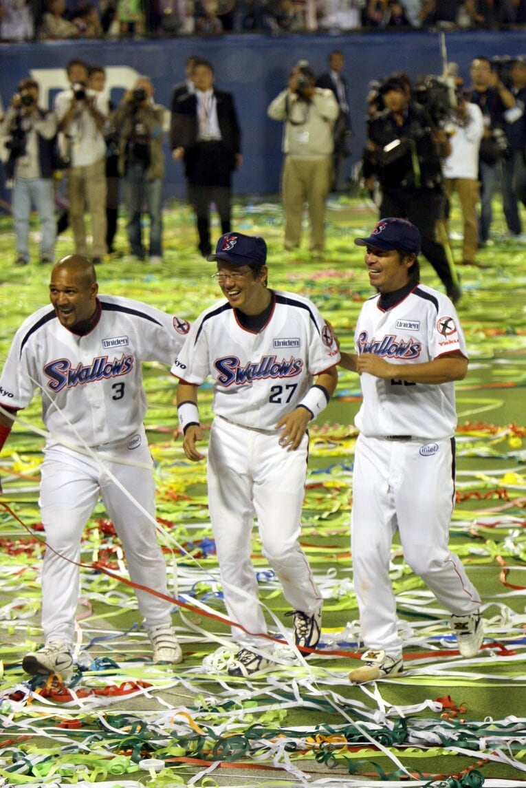 2007年10月7日の古田兼任監督引退試合。高津が9回表のマウンドに上がった。その後、高津も“戦力外通告”を受ける　©Sankei Shimbun