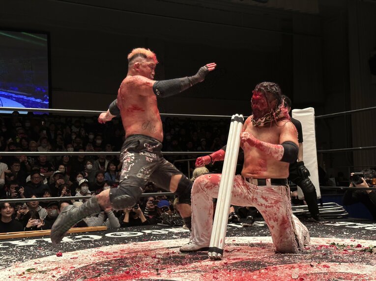 スワイプすると「エル・デスペラードvs葛西純」など激闘写真をご覧になれます　©Norihiro Hashimoto