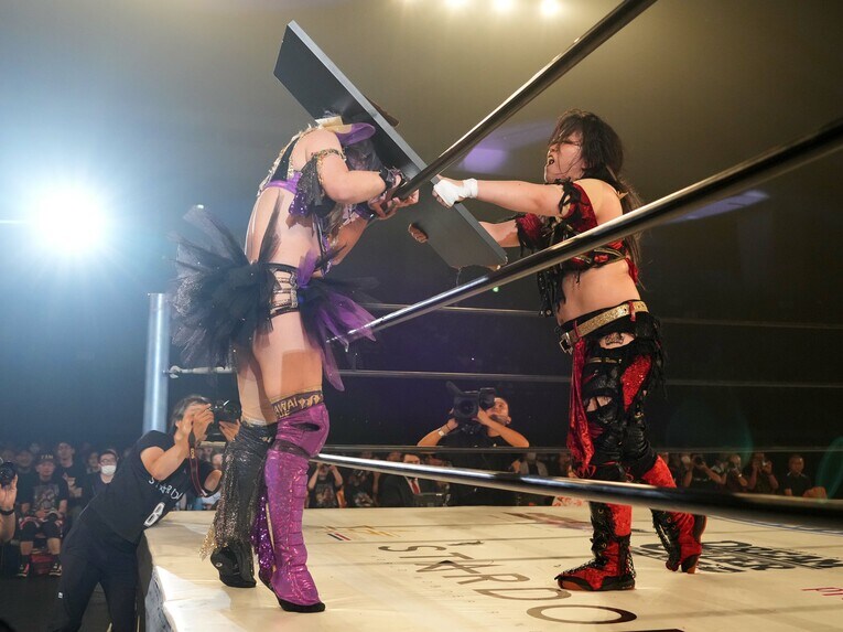 テーブルの板を中野たむに振り下ろす　©Essei Hara