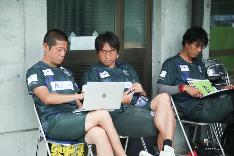 クリアソン新宿をJFLまで導いた成山一郎・前監督（左）の後を継いた北嶋秀朗。J1昇格の思いを託された　©︎Criacao