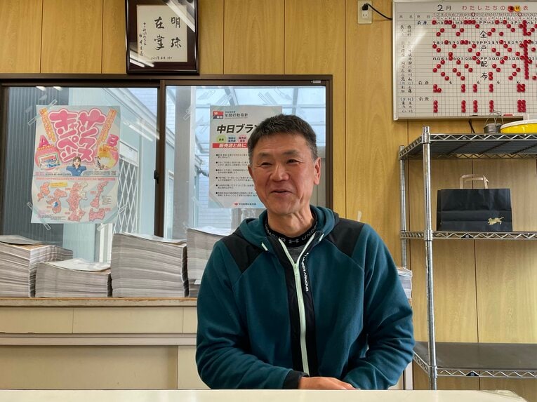 新聞販売店でオーナーを務める元中日・前原博之さん　©NumberWeb