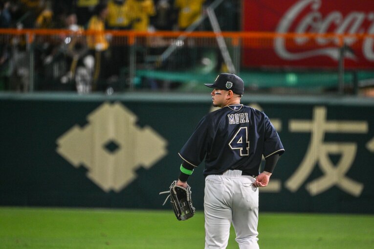 慣れない甲子園での外野守備でも奮闘した森友哉　©︎Nanae Suzuki