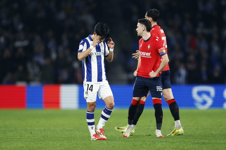 「173cmの久保建英が180cmに空中戦勝利」「反則まがいのマークも…」“キレキレな久保写真”を撮った中で、一瞬とらえた意外な仕草とは(12)