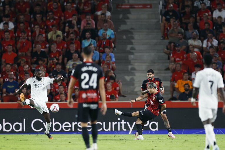 「タクは特別に良かったね！」マドリーが慌てた浅野拓磨の俊足…“久保建英らの古巣”監督とファンが絶賛スペイン初戦をカメラマンは見た(14)