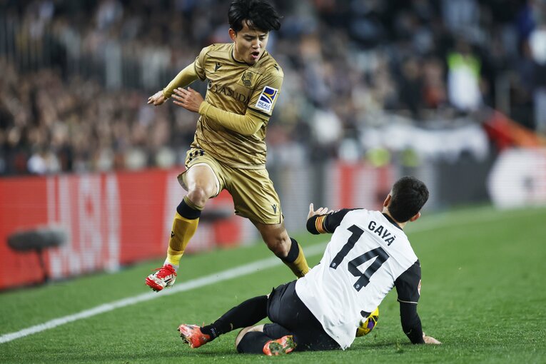 突破を図る久保に対して、気迫と共に防いだガヤのマッチアップ ©Daisuke Nakashima