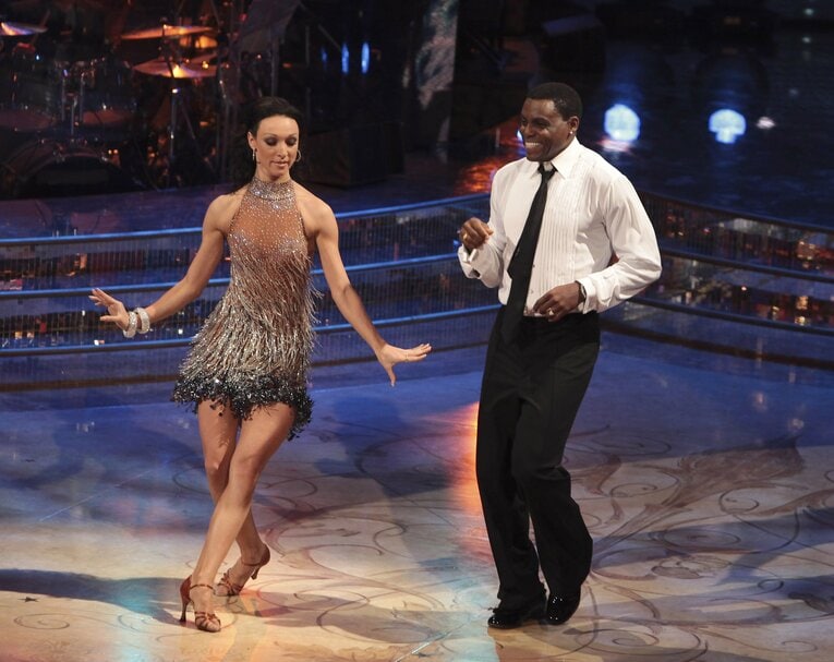 2010年、イタリアの番組でプロダンサーとダンスを披露したカール・ルイス　©Getty Images