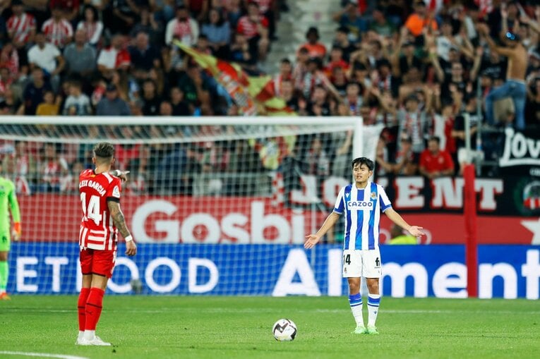 久保建英、ソシエダ同僚に「次は頼むよ」とウインク… カメラマンが収めた“1ゴール1アシスト＋余裕・信頼度アップの決定的瞬間”(21)