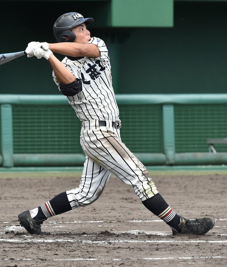 豪快なバッティングフォームでホームランを放つ八重山商工２年時の平良。夏の県大会・八重山高戦での一枚　©︎Okinawa Times/KYODO