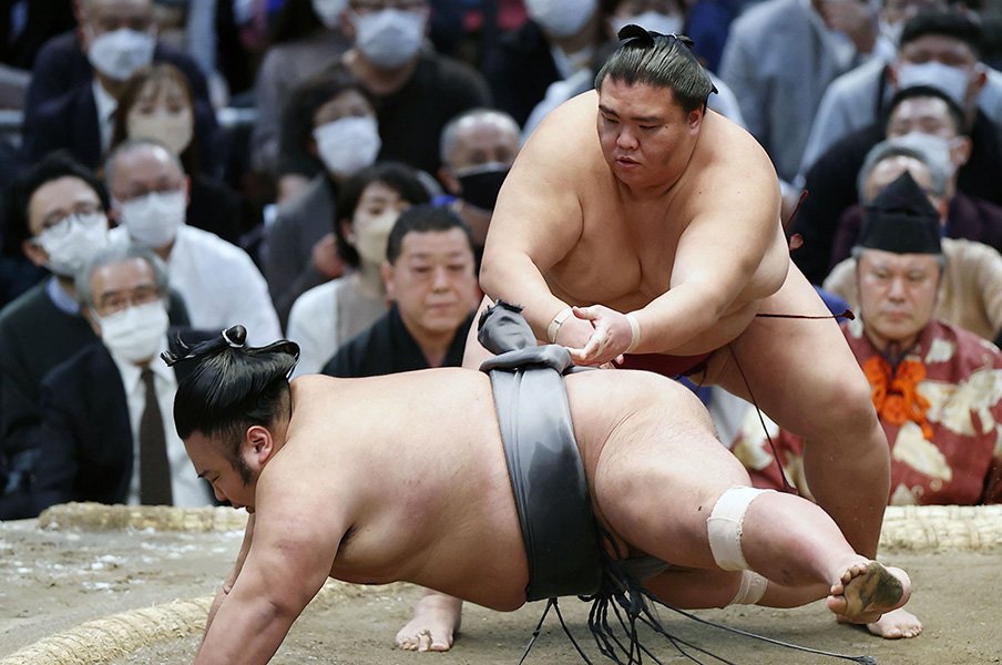 新大関11勝の御嶽海<Number Web> photograph by KYODO