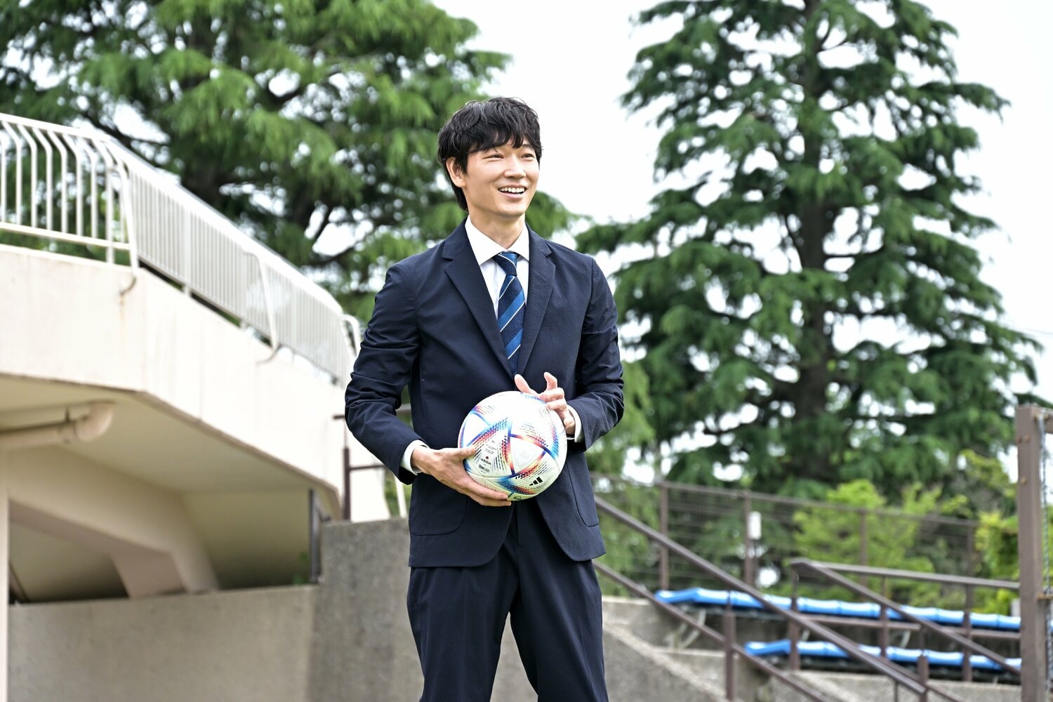 綾野剛演じる主人公の新町亮太郎はかつて日本代表にも選ばれたJリーガーだったが、突然所属するチームが解散。そのまま現役引退を余儀なくされる。そこから職を探す中で出会ったのが“スポーツマネジメント”という道だった　©TBS