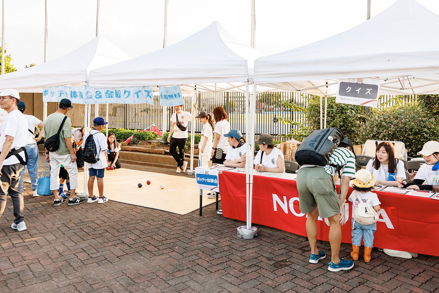 南葛SCの試合会場に「お金のクイズ」やパラスポーツ「ボッチャ」を体験できるブースを出展　©Kiichi Matsumoto