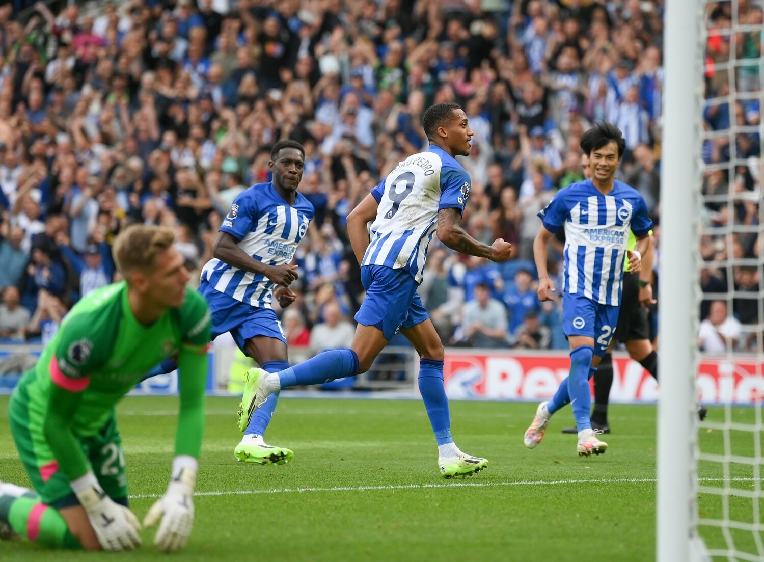 開幕戦にフル出場した三笘薫。後半26分にPK獲得の起点となり、“新戦力”ペドロのゴールを喜ぶシーン　©Getty Images