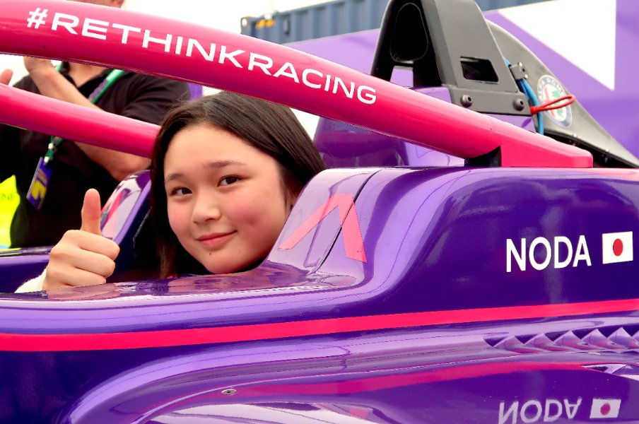 日本女性初のf1ドライバー候補 これからはjujuが一所懸命レースをやる 野田樹潤16歳が元f1ドライバーの父と交わした12年前の約束 F1 Number Web ナンバー