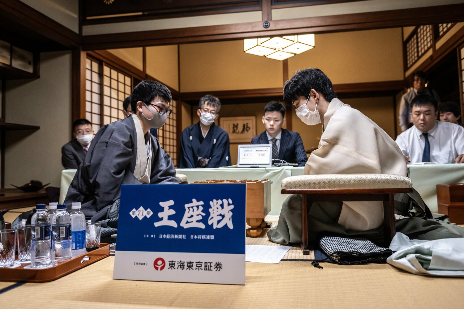 昨期の王座戦第1局。記録係は廣森航汰三段だった　©Takuya Sugiyama