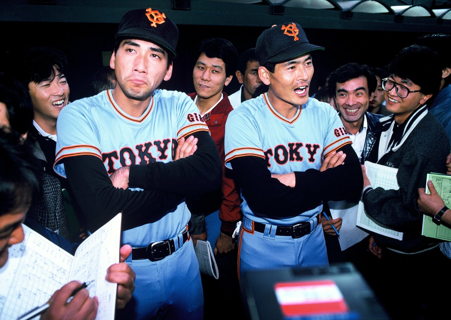 1987年の日本シリーズ第1戦、駒田徳広は中畑清と並んで取材に応じる　©Makoto Kenmizaki