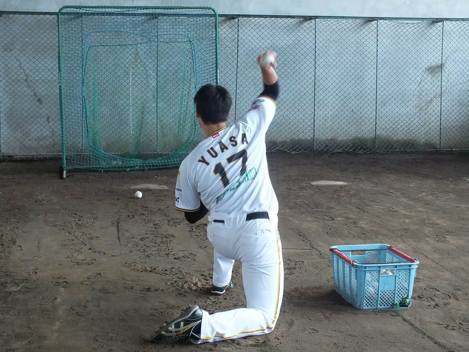 伊藤氏のアドバイスで取り組んだ片膝をついて行うネットスロー　©Mayumi Doi