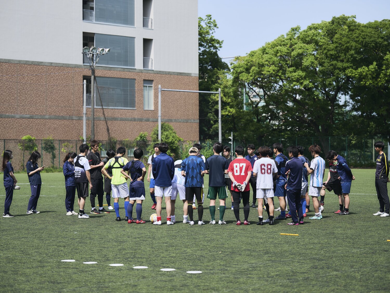 練習前、選手たちに言葉をかける林監督 ©︎Yuki Suenaga