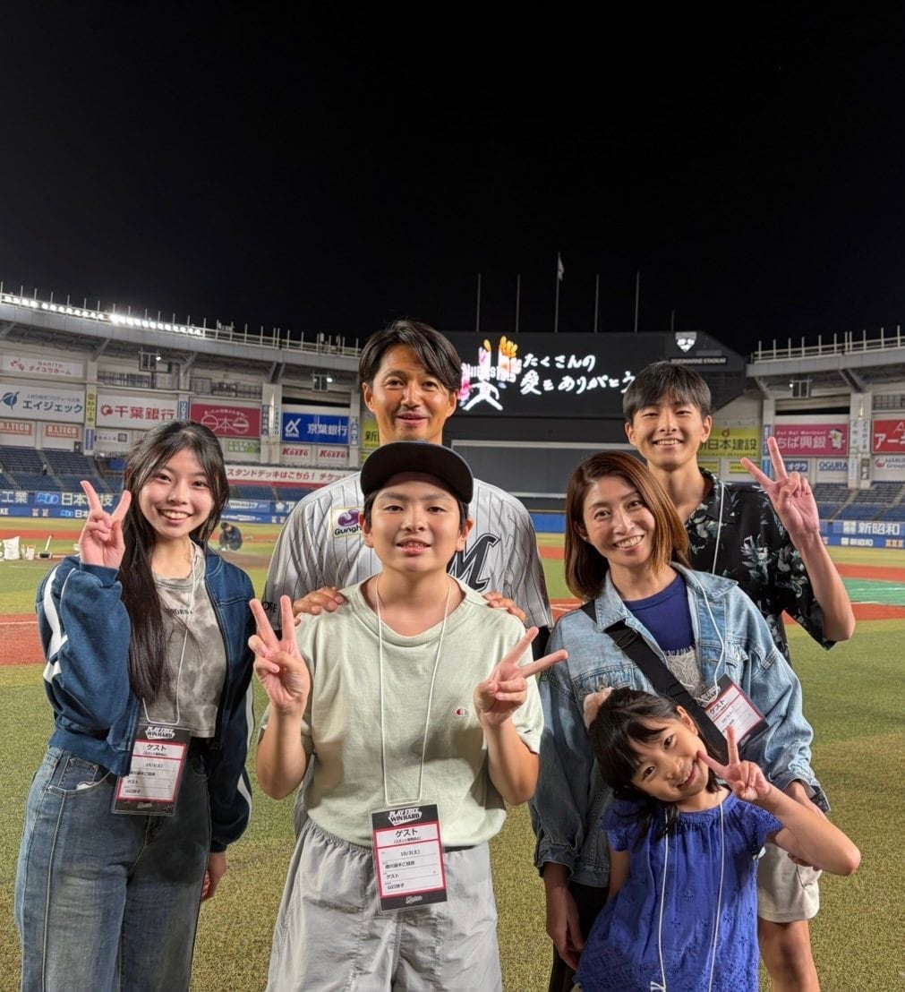 唐川と記念撮影におさまる伊藤ファミリー　©Chiba Lotte Marines