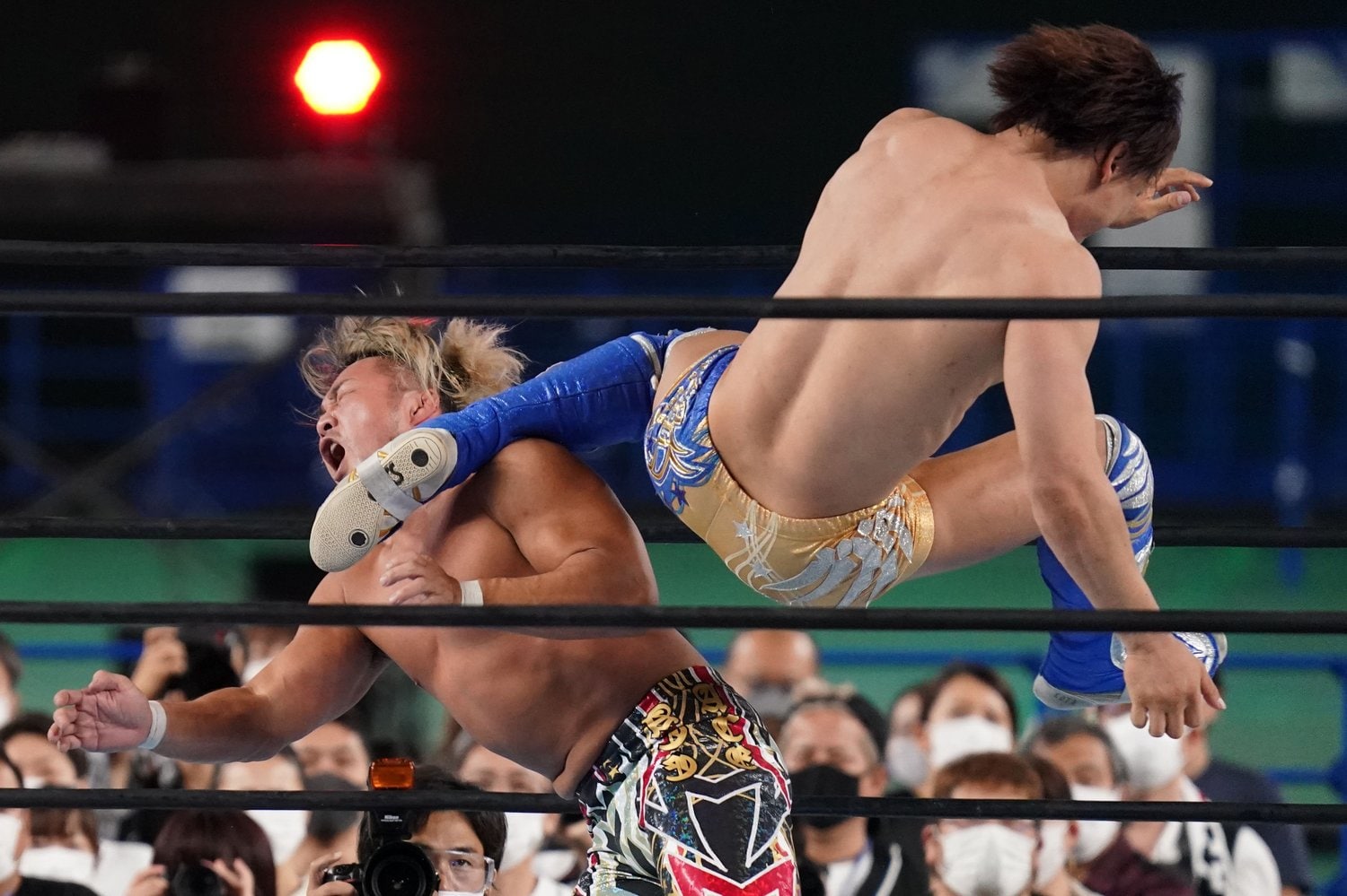 復帰戦にて、棚橋にキックを見舞う飯伏