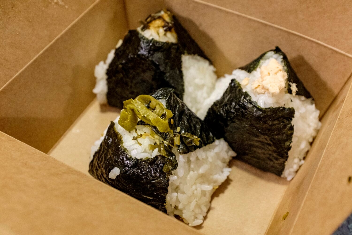 パリの「権米衛」で手に入れたおにぎり。高菜は1個2.8ユーロ（約440円）。サーモンと昆布は1個2.5ユーロ（約400円）　©Kiichi Matsumoto