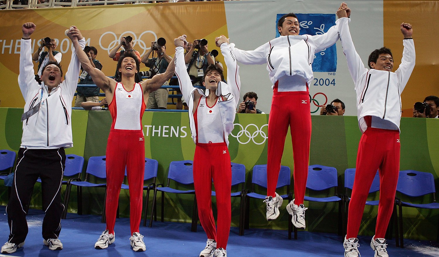 冨田の鉄棒の最後の着地が決まり勝利を確信するメンバー　©Getty Images　©IOC-All Rights Reserved.