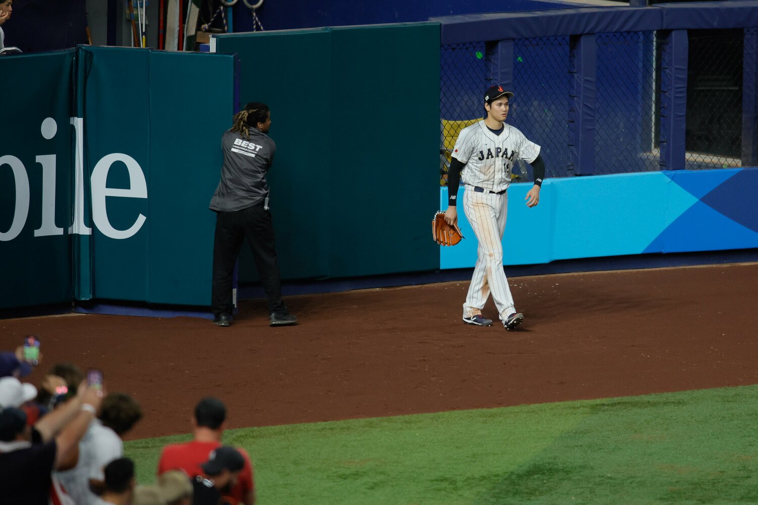 決勝の9回、レフトフェンス奥のブルペンから登場した”ピッチャー大谷” ©︎AFLO
