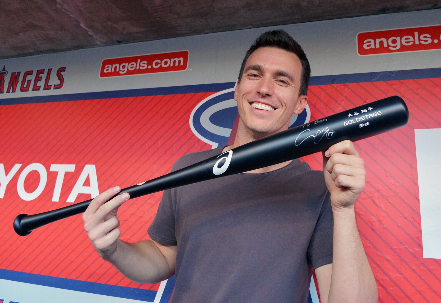 大谷からサイン入りバットを贈られ、満面の笑みのベン・バーランダー ©JIJI PRESS