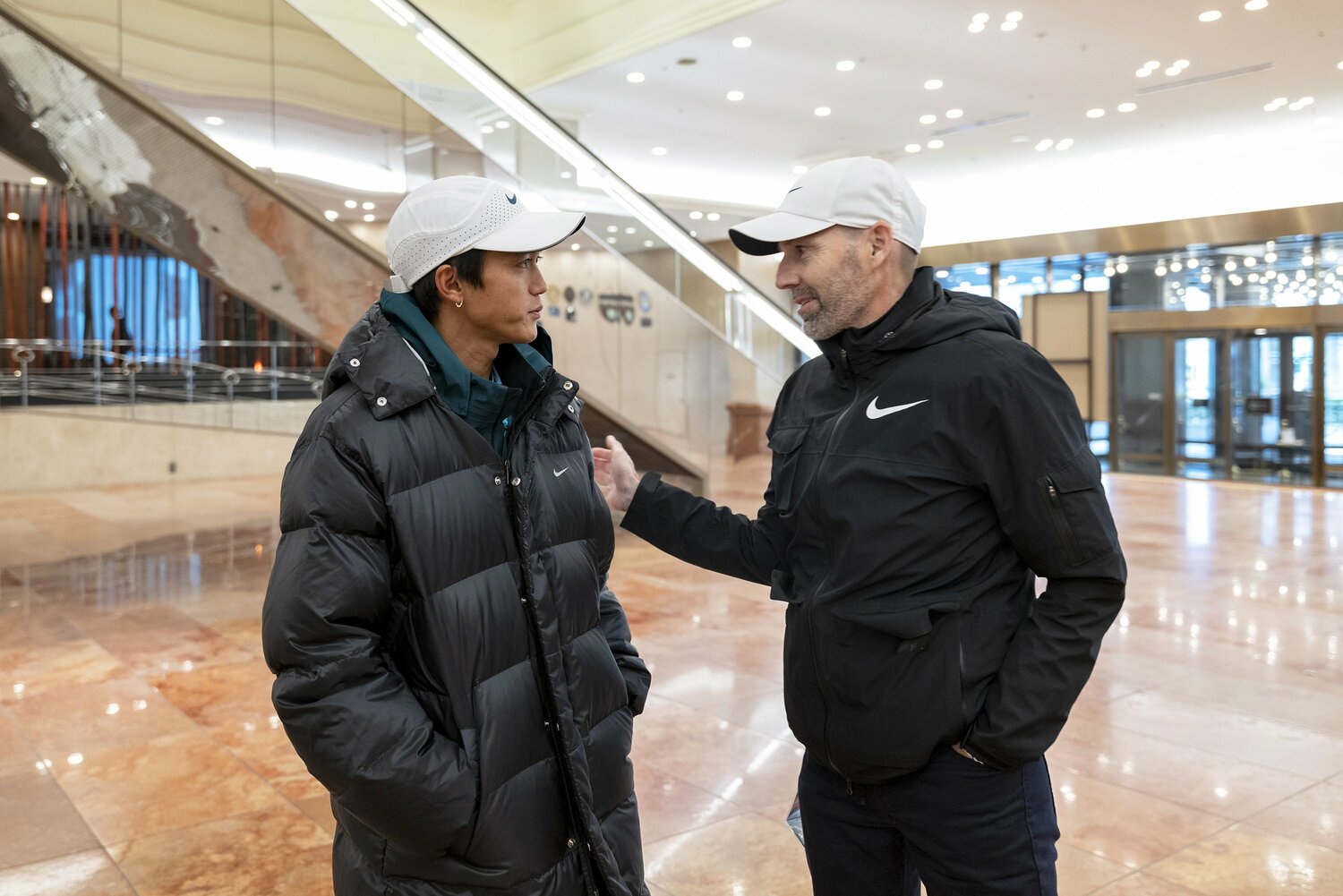 コーチのピート・ジュリアンと話す大迫 ©︎Shota Matsumoto