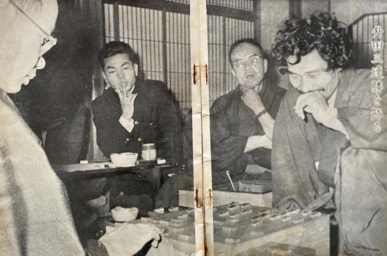 1958年7月号の名人戦の終局後の光景。当時は升田幸三名人（40＝右）の全盛時代で、タイトル戦で大山康晴九段（35）の挑戦を何度も退けた。左から2人目は、最年少記録でA級に昇級した加藤一二三・八段（18）　©Noboru Tamaru